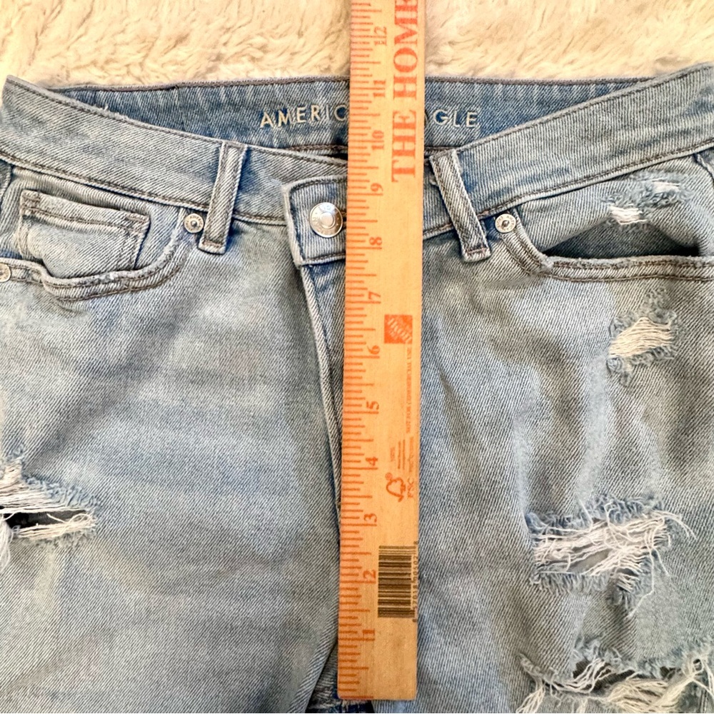 American Eagle size 4 short highest rise Mom Jean Light Wash distressed - Picture 6 of 7